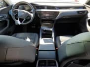 ✅ 2022 Audi e-tron Sportback Premium Plus • VIN: WA12AAGE2NB011584 • Лот: 85911655. Опубликован ранее на Copart с пробегом 24 446 миль. Бесплатный доступ к архиву аукционных продаж из США и подробный отчёт об истории автомобиля на DreamBid. Изображение 8.