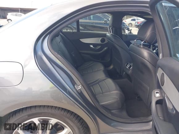 ✅ 2018 Mercedes-Benz C 300 • VIN: 55SWF4JB1JU241812 • Лот: 43494543. Опубликован ранее на IAAI с пробегом 57 154 миль. Бесплатный доступ к архиву аукционных продаж из США и подробный отчёт об истории автомобиля на DreamBid. Изображение 8.