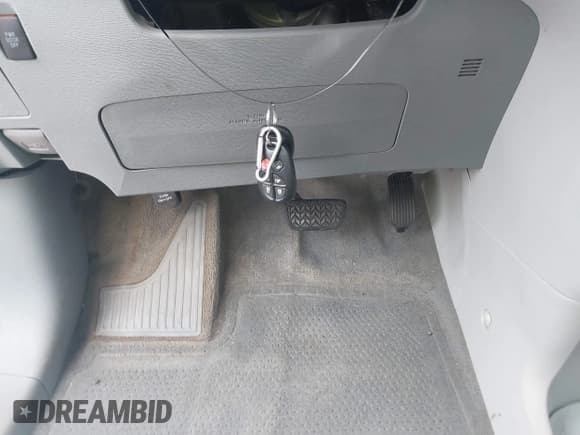 ✅ 2013 Toyota Sienna XLE AAS • VIN: 5TDYK3DC1DS360299 • Лот: 42696792. Опубликован ранее на IAAI с пробегом 186 676 миль. Бесплатный доступ к архиву аукционных продаж из США и подробный отчёт об истории автомобиля на DreamBid. Изображение 11.