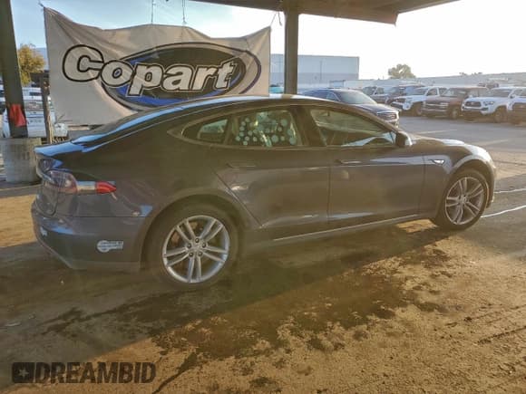 ✅ 2015 Tesla Model S 85 • VIN: 5YJSA1H1XFF091538 • Лот: 95718125. Опубликован ранее на Copart с пробегом 136 482 миль. Бесплатный доступ к архиву аукционных продаж из США и подробный отчёт об истории автомобиля на DreamBid. Изображение 3.