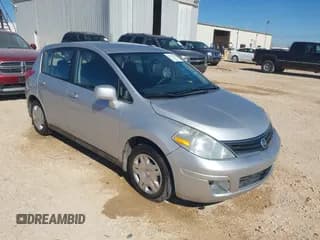 ✅ 2010 Nissan Versa S • VIN: 3N1BC1CP9AL389257 • Lot: 43589633. Wystawiony na IAAI z przebiegiem 126 394 mil. Bezpłatny archiwum sprzedaży aukcyjnych z USA i szczegółowy raport historii pojazdu na DreamBid. Zdjęcie 1.