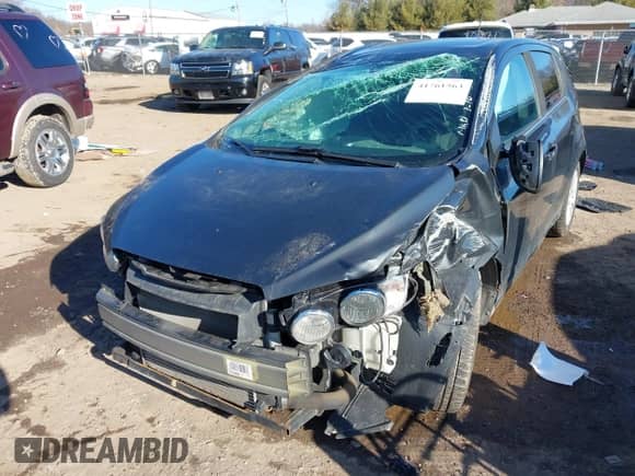 2015 Chevrolet Sonic LT z VIN 1G1JC6SB4F4172040, wystawiony jako IAAI lot #41761563 z przebiegiem 136 867 mil mil oraz . Historia ofert i sprzedaży dostępna na DreamBid. Obrazek 18.