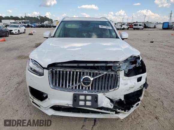 ✅ 2023 Volvo XC90 Plus • VIN: YV4L12PN7P1985471 • Lot: 84774675. Wystawiony na Copart z przebiegiem 52 374 mil. Bezpłatny archiwum sprzedaży aukcyjnych z USA i szczegółowy raport historii pojazdu na DreamBid. Zdjęcie 5.