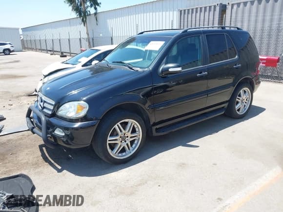 ✅ 2004 Mercedes-Benz M 500 • VIN: 4JGAB75E74A493697 • Lot: 42653451. Wystawiony na IAAI z przebiegiem 158 269 mil. Bezpłatny archiwum sprzedaży aukcyjnych z USA i szczegółowy raport historii pojazdu na DreamBid. Zdjęcie 2.