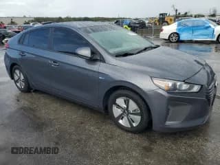 ✅ 2018 Hyundai Ioniq Blue • VIN: KMHC65LC8JU084525 • Lot: 79477674. Wystawiony na Copart z przebiegiem 76 375 mil. Bezpłatny archiwum sprzedaży aukcyjnych z USA i szczegółowy raport historii pojazdu na DreamBid. Zdjęcie 4.