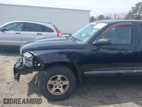 2005 Dodge Dakota Laramie с VIN 1D7HW58NX5S228023, выставлен на аукционе IAAI как лот 41921318 с пробегом 129 603 миль миль и . История ставок и продаж доступна на DreamBid. Изображение 12.