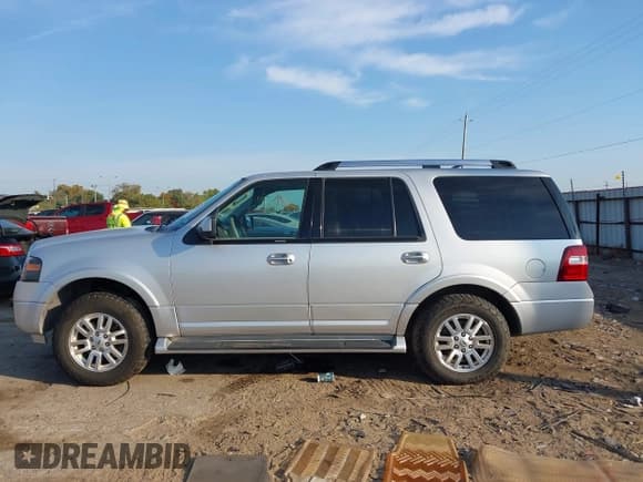 ✅ 2013 Ford Expedition Limited • VIN: 1FMJU1K58DEF31801 • Lot: 43536973. Listed on IAAI with 142,287 mi. Free auction sales archive from the USA and detailed vehicle history report at DreamBid. Image 14.