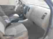 2006 Mercury Mariner Luxury z VIN 4M2CU57196KJ13921, wystawiony jako IAAI lot #42087744 z przebiegiem 183 899 mil mil oraz . Historia ofert i sprzedaży dostępna na DreamBid. Obrazek 5.