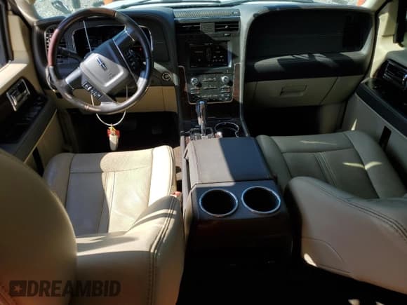 ✅ 2015 Lincoln Navigator • VIN: 5LMJJ3JT8FEJ03084 • Lot: 84768735. Wystawiony na Copart z przebiegiem 163 136 mil. Bezpłatny archiwum sprzedaży aukcyjnych z USA i szczegółowy raport historii pojazdu na DreamBid. Zdjęcie 8.