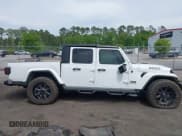 ✅ 2022 Jeep Gladiator Willys Sport • VIN: 1C6HJTAG1NL144540 • Lot: 42098624. Wystawiony na IAAI z przebiegiem 70 376 mil. Bezpłatny archiwum sprzedaży aukcyjnych z USA i szczegółowy raport historii pojazdu na DreamBid. Zdjęcie 14.