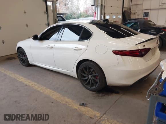 ✅ 2017 Alfa Romeo Giulia • VIN: ZARFAEDN1H7552738 • Лот: 41529238. Опубликован ранее на IAAI с пробегом 107 421 миль. Бесплатный доступ к архиву аукционных продаж из США и подробный отчёт об истории автомобиля на DreamBid. Изображение 3.