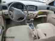 2007 Hyundai Accent GLS z VIN KMHCN46C77U110811, wystawiony jako Copart lot #61494715 z przebiegiem 151 522 mil mil oraz Szkoda całkowita • Salvage title. Historia ofert i sprzedaży dostępna na DreamBid. Obrazek 8.