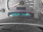 2003 Chevrolet Silverado 1500 Work Truck z VIN 1GCEK14V13E181533, wystawiony jako IAAI lot #43577970 z przebiegiem 78 238 mil mil oraz . Historia ofert i sprzedaży dostępna na DreamBid. Obrazek 7.