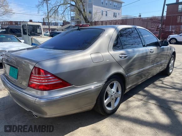 ✅ 2005 Mercedes-Benz S 500 • VIN: WDBNG75J35A460118 • Лот: 54772525. Опубликован ранее на Copart с пробегом 99 846 миль. Бесплатный доступ к архиву аукционных продаж из США и подробный отчёт об истории автомобиля на DreamBid. Изображение 4.