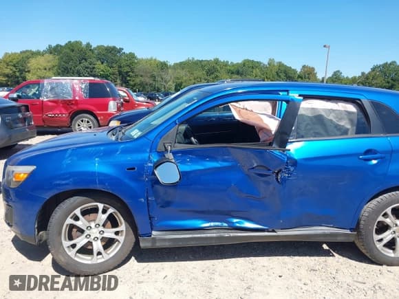 ✅ 2015 Mitsubishi Outlander ES • VIN: 4A4AP3AU9FE005334 • Lot: 43178064. Listed on IAAI with 141,825 mi. Free auction sales archive from the USA and detailed vehicle history report at DreamBid. Image 6.