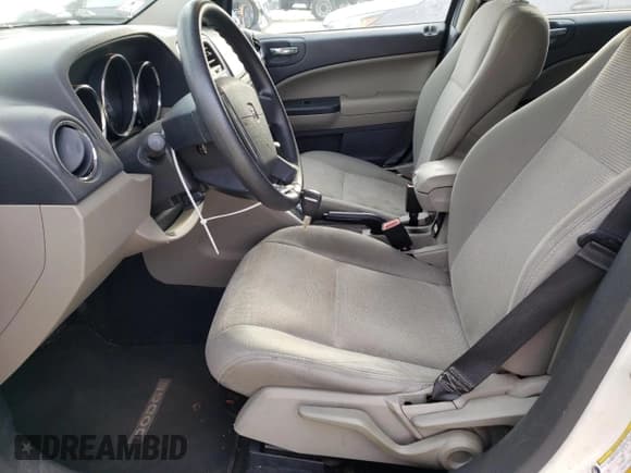 ✅ 2010 Dodge Caliber Mainstreet • VIN: 1B3CB3HA9AD616636 • Лот: 76910894. Опубликован ранее на Copart с пробегом 80 968 миль. Бесплатный доступ к архиву аукционных продаж из США и подробный отчёт об истории автомобиля на DreamBid. Изображение 7.