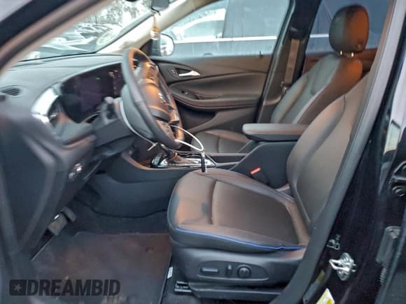 ✅ 2025 Buick Encore GX Sport Touring • VIN: KL4AMDSL2SB086761 • Lot: 91308785. Wystawiony na Copart z przebiegiem 18 124 mil. Bezpłatny archiwum sprzedaży aukcyjnych z USA i szczegółowy raport historii pojazdu na DreamBid. Zdjęcie 7.