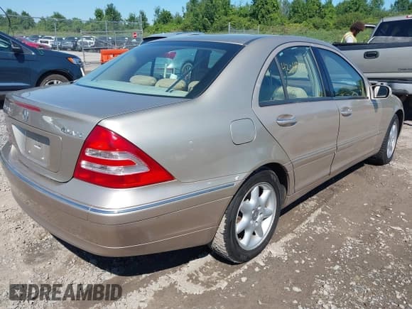 ✅ 2004 Mercedes-Benz C 240 • VIN: WDBRF81J54F456928 • Lot: 43049868. Wystawiony na IAAI z przebiegiem 108 872 mil. Bezpłatny archiwum sprzedaży aukcyjnych z USA i szczegółowy raport historii pojazdu na DreamBid. Zdjęcie 4.