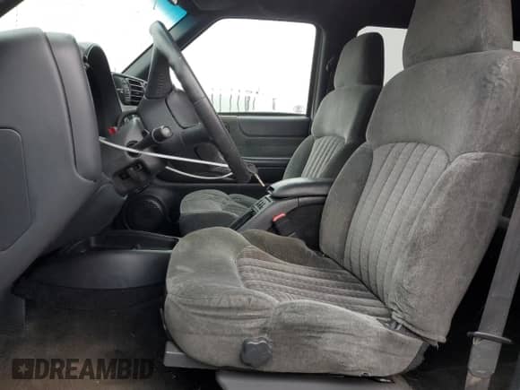 2002 Chevrolet Blazer LS z VIN 1GNDT13W02K155161, wystawiony jako Copart lot #80033774 z przebiegiem 145 425 mil mil oraz Szkoda całkowita • Salvage title. Historia ofert i sprzedaży dostępna na DreamBid. Obrazek 7.