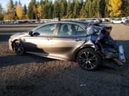 ✅ 2020 Toyota Camry SE • VIN: 4T1G11AK6LU328016 • Lot: 85437415. Wystawiony na Copart z przebiegiem 86 679 mil. Bezpłatny archiwum sprzedaży aukcyjnych z USA i szczegółowy raport historii pojazdu na DreamBid. Zdjęcie 2.