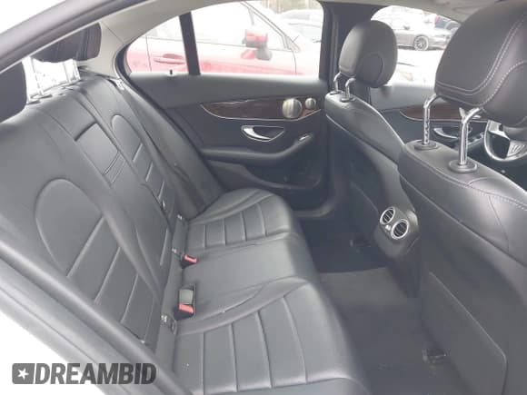 ✅ 2018 Mercedes-Benz C 300 • VIN: WDDWF4KB5JR374184 • Lot: 41218212. Wystawiony na IAAI z przebiegiem 73 327 mil. Bezpłatny archiwum sprzedaży aukcyjnych z USA i szczegółowy raport historii pojazdu na DreamBid. Zdjęcie 8.