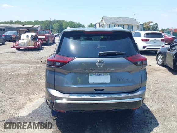 ✅ 2024 Nissan Rogue Platinum • VIN: JN8BT3DD1RW450611 • Lot: 42578761. Wystawiony na IAAI z przebiegiem 24 993 mil. Bezpłatny archiwum sprzedaży aukcyjnych z USA i szczegółowy raport historii pojazdu na DreamBid. Zdjęcie 17.