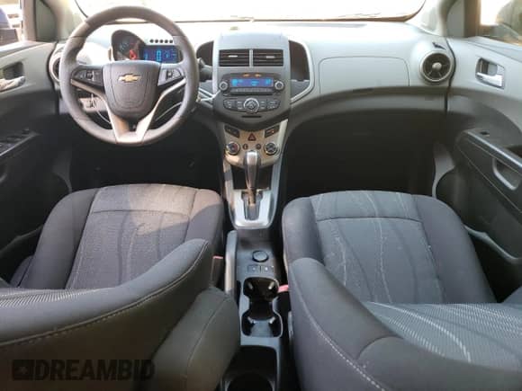 2013 Chevrolet Sonic LT z VIN 1G1JC5SH3D4235995, wystawiony jako Copart lot #72461544 z przebiegiem 146 689 mil mil oraz Szkoda całkowita • Salvage title. Historia ofert i sprzedaży dostępna na DreamBid. Obrazek 8.