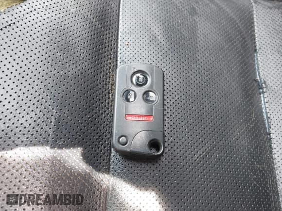 ✅ 2007 Acura RL Technology • VIN: JH4KB16607C001046 • Лот: 42143794. Опубликован ранее на IAAI с пробегом 197 703 миль. Бесплатный доступ к архиву аукционных продаж из США и подробный отчёт об истории автомобиля на DreamBid. Изображение 11.