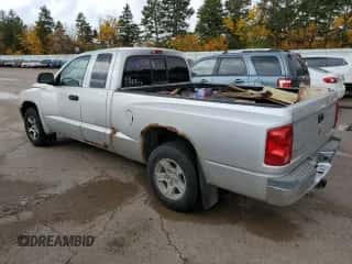 2005 Dodge Dakota SLT z VIN 1D7HW42K35S332944, wystawiony jako Copart lot #78312324 z przebiegiem 302 593 mil mil oraz Czysty tytuł • Clean title. Historia ofert i sprzedaży dostępna na DreamBid. Obrazek 2.