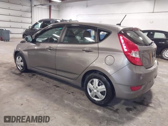 ✅ 2017 Hyundai Accent SE • VIN: KMHCT5AE0HU357108 • Lot: 43334897. Wystawiony na IAAI z przebiegiem 135 537 mil. Bezpłatny archiwum sprzedaży aukcyjnych z USA i szczegółowy raport historii pojazdu na DreamBid. Zdjęcie 3.