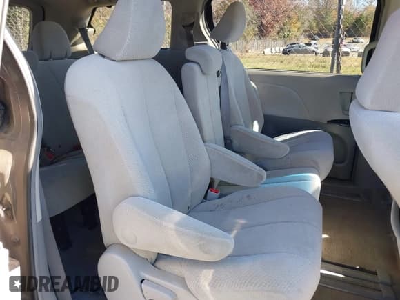 ✅ 2011 Toyota Sienna LE • VIN: 5TDKK3DCXBS035282 • Lot: 43722162. Listed on IAAI with 208,173 mi. Free auction sales archive from the USA and detailed vehicle history report at DreamBid. Image 8.