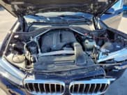 ✅ 2017 BMW X5 xDrive35i • VIN: 5UXKR0C35H0X80799 • Lot: 90932325. Wystawiony na Copart z przebiegiem 105 252 mil. Bezpłatny archiwum sprzedaży aukcyjnych z USA i szczegółowy raport historii pojazdu na DreamBid. Zdjęcie 12.