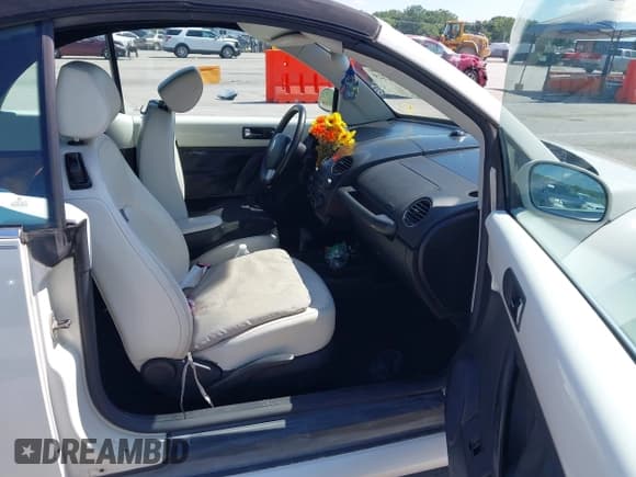 ✅ 2007 Volkswagen Beetle Triple White • VIN: 3VWFF31Y67M413348 • Lot: 42602329. Listed on IAAI with 206,022 mi. Free auction sales archive from the USA and detailed vehicle history report at DreamBid. Image 5.