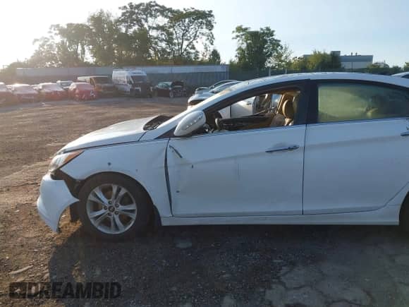 2012 Hyundai Sonata SE z VIN 5NPEC4AC7CH358359, wystawiony jako IAAI lot #43172299 z przebiegiem Nie podano mil oraz . Historia ofert i sprzedaży dostępna na DreamBid. Obrazek 6.