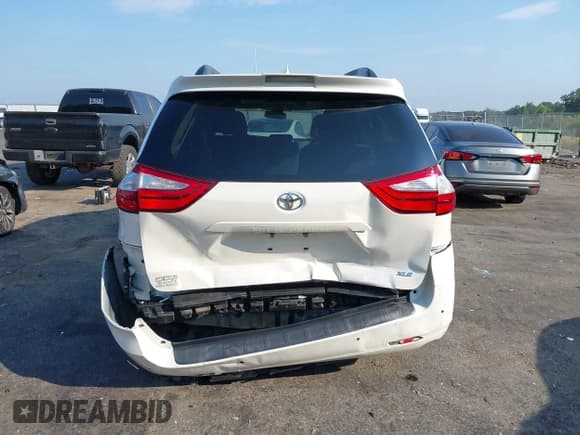 ✅ 2018 Toyota Sienna XLE • VIN: 5TDYZ3DC9JS956753 • Lot: 43255578. Listed on IAAI with 136,045 mi. Free auction sales archive from the USA and detailed vehicle history report at DreamBid. Image 16.