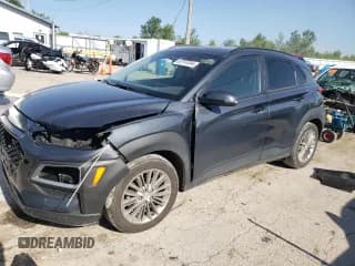 ✅ 2018 Hyundai Kona SEL • VIN: KM8K22AA6JU071277 • Лот: 63797034. Опубликован ранее на Copart с пробегом 102 217 миль. Бесплатный доступ к архиву аукционных продаж из США и подробный отчёт об истории автомобиля на DreamBid. Изображение 1.