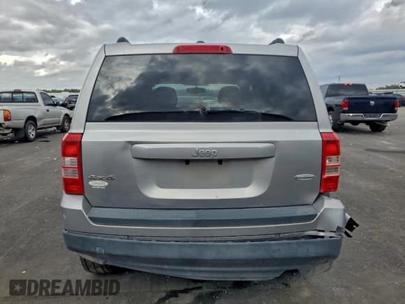 ✅ 2015 Jeep Patriot Latitude • VIN: 1C4NJRFB6FD245449 • Lot: 95658285. Wystawiony na Copart z przebiegiem 177 727 mil. Bezpłatny archiwum sprzedaży aukcyjnych z USA i szczegółowy raport historii pojazdu na DreamBid. Zdjęcie 6.