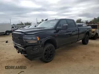 ✅ 2024 Ram 3500 Limited • VIN: 3C63R3RL8RG209956 • Лот: 49278235. Опубликован ранее на Copart с пробегом 3 791 миль. Бесплатный доступ к архиву аукционных продаж из США и подробный отчёт об истории автомобиля на DreamBid. Изображение 1.