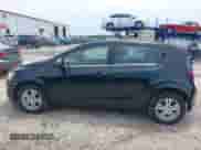 2015 Chevrolet Sonic LT z VIN 1G1JC6SB0F4157826, wystawiony jako IAAI lot #42503574 z przebiegiem 101 437 mil mil oraz . Historia ofert i sprzedaży dostępna na DreamBid. Obrazek 14.