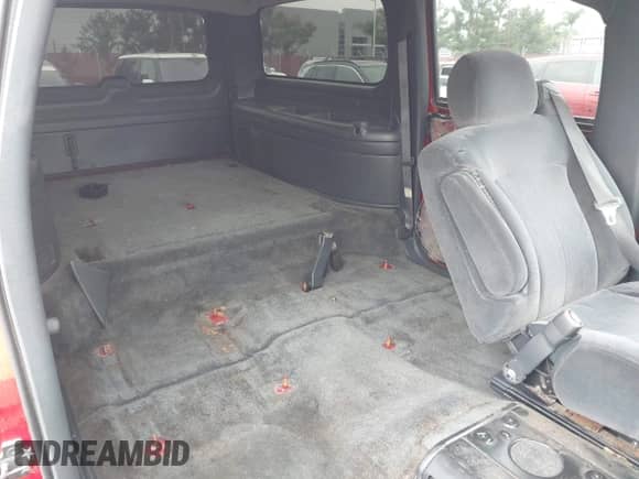 2000 Chevrolet Suburban LT с VIN 3GNFK16T4YG152972, выставлен на аукционе IAAI как лот 42171645 с пробегом Не указан миль и . История ставок и продаж доступна на DreamBid. Изображение 12.