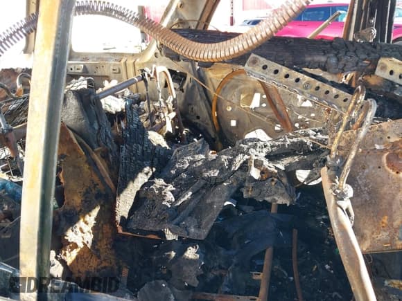 ✅ 2005 Saturn VUE • VIN: 5GZCZ53455S868830 • Lot: 41242401. Wystawiony na IAAI z przebiegiem Nie podano. Bezpłatny archiwum sprzedaży aukcyjnych z USA i szczegółowy raport historii pojazdu na DreamBid. Zdjęcie 8.