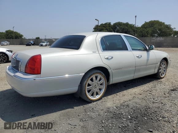 ✅ 2007 Lincoln Town Car Designer Series • VIN: 1LNHM83W37Y604770 • Лот: 68706605. Опубликован ранее на Copart с пробегом 162 205 миль. Бесплатный доступ к архиву аукционных продаж из США и подробный отчёт об истории автомобиля на DreamBid. Изображение 3.