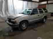 ✅ 2000 Chevrolet Blazer LT • VIN: 1GNDT13WXY2353612 • Lot: 82120334. Wystawiony na Copart z przebiegiem 147 410 mil. Bezpłatny archiwum sprzedaży aukcyjnych z USA i szczegółowy raport historii pojazdu na DreamBid. Zdjęcie 1.