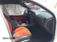 ✅ 2022 Dodge Charger Scat Pack Widebody • VIN: 2C3CDXGJ6NH191603 • Lot: 42131312. Wystawiony na IAAI z przebiegiem Nie podano. Bezpłatny archiwum sprzedaży aukcyjnych z USA i szczegółowy raport historii pojazdu na DreamBid. Zdjęcie 5.