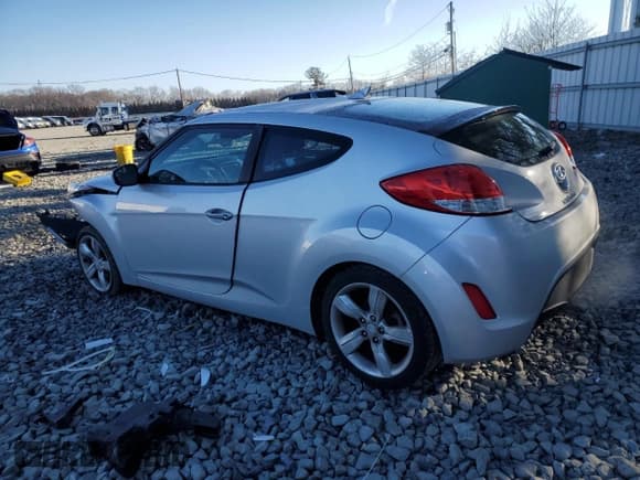 ✅ 2014 Hyundai Veloster • VIN: KMHTC6AD6EU203933 • Lot: 44615285. Wystawiony na Copart z przebiegiem 75 015 mil. Bezpłatny archiwum sprzedaży aukcyjnych z USA i szczegółowy raport historii pojazdu na DreamBid. Zdjęcie 2.