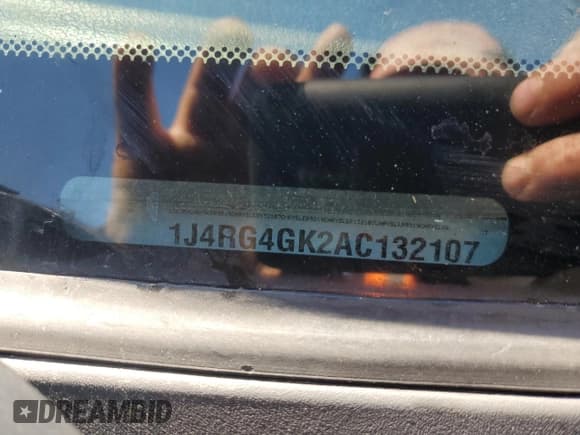 ✅ 2010 Jeep Commander Sport • VIN: 1J4RG4GK2AC132107 • Лот: 53854545. Опубликован ранее на Copart с пробегом 171 494 миль. Бесплатный доступ к архиву аукционных продаж из США и подробный отчёт об истории автомобиля на DreamBid. Изображение 13.