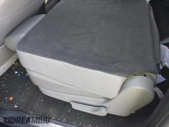 ✅ 2017 Chevrolet Suburban LT • VIN: 1GNSKHKCXHR134666 • Lot: 41205556. Wystawiony na IAAI z przebiegiem 160 064 mil. Bezpłatny archiwum sprzedaży aukcyjnych z USA i szczegółowy raport historii pojazdu na DreamBid. Zdjęcie 8.