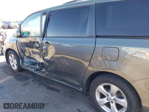 ✅ 2014 Toyota Sienna LE • VIN: 5TDKK3DC5ES458775 • Lot: 43588211. Listed on IAAI with 72,262 mi. Free auction sales archive from the USA and detailed vehicle history report at DreamBid. Image 6.