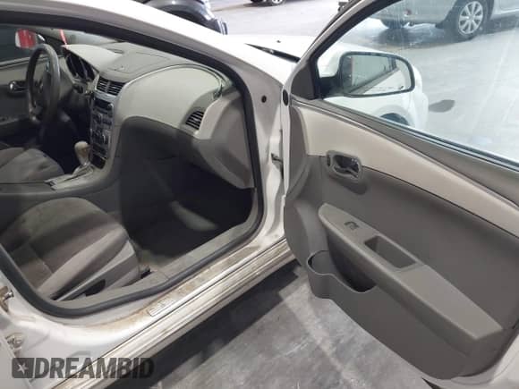 2011 Chevrolet Malibu 1LT z VIN 1G1ZC5EU8BF284199, wystawiony jako IAAI lot #43337671 z przebiegiem 134 240 mil mil oraz . Historia ofert i sprzedaży dostępna na DreamBid. Obrazek 5.