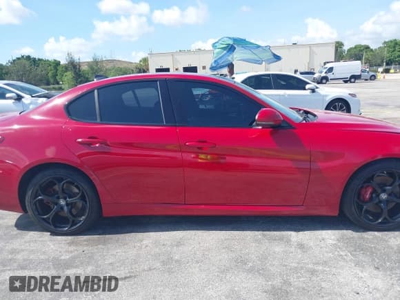 ✅ 2017 Alfa Romeo Giulia Ti • VIN: ZARFAECN5H7531991 • Lot: 42512139. Wystawiony na IAAI z przebiegiem 117 776 mil. Bezpłatny archiwum sprzedaży aukcyjnych z USA i szczegółowy raport historii pojazdu na DreamBid. Zdjęcie 13.